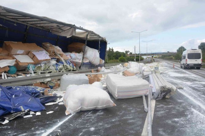 İ̇nşaat Malzemesi Yüklü Tır, Bariyerlere Çarparak Refüje Girdi