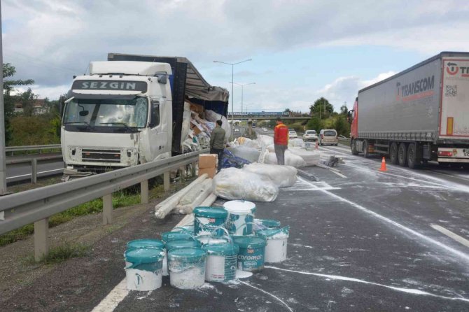 İ̇nşaat Malzemesi Yüklü Tır, Bariyerlere Çarparak Refüje Girdi