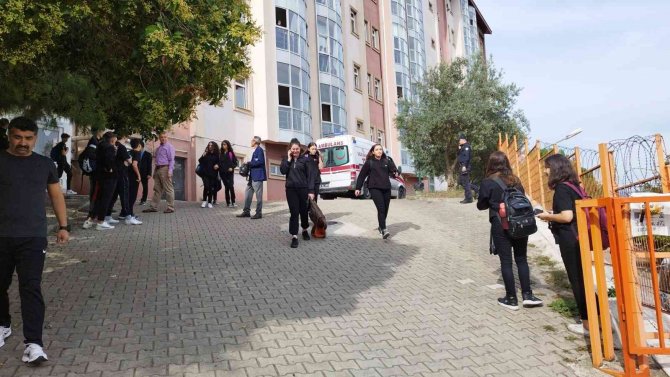 Okulun 4.katından Düşen Öğrenci Ağır Yaralandı