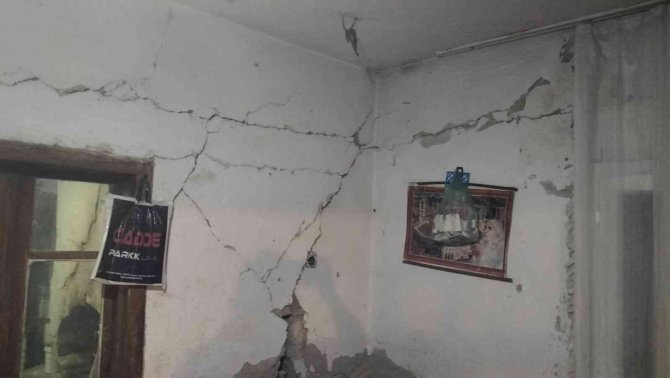 Osmaniye’de Evleri Ağır Hasar Gören Aile Büyük Korku Yaşadı