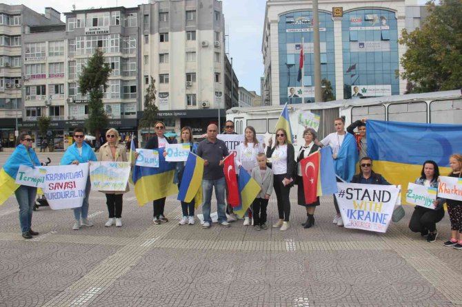 Samsun’daki Ukraynalılar Füze Saldırısını Protesto Etti