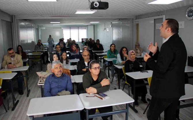 Veliler Çocukları İle Aynı Sıraları Paylaşıyor