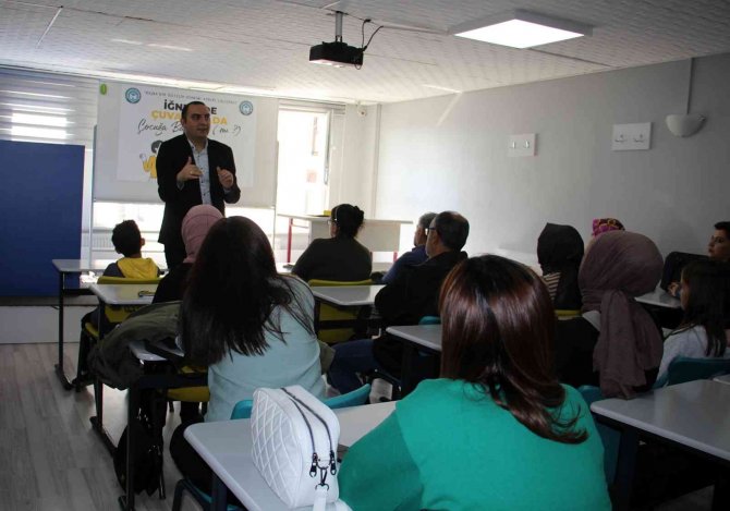 Veliler Çocukları İle Aynı Sıraları Paylaşıyor