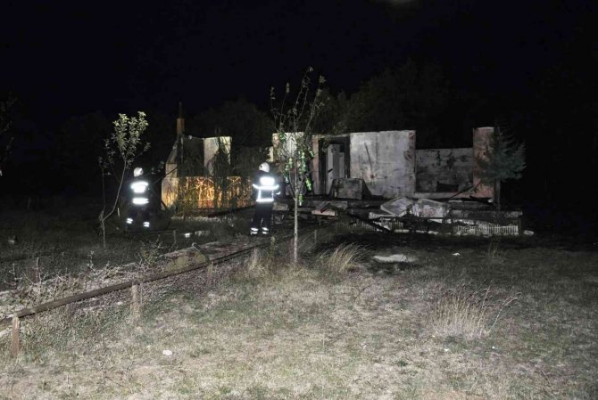 Bağ Evi Yanarak Kullanılamaz Hale Geldi