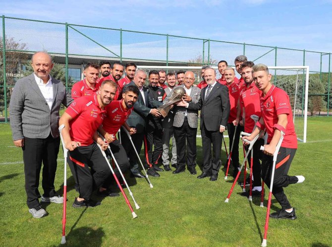 Tff Başkanı Mehmet Büyükekşi, Ampute Milli Takımı İle Bir Araya Geldi