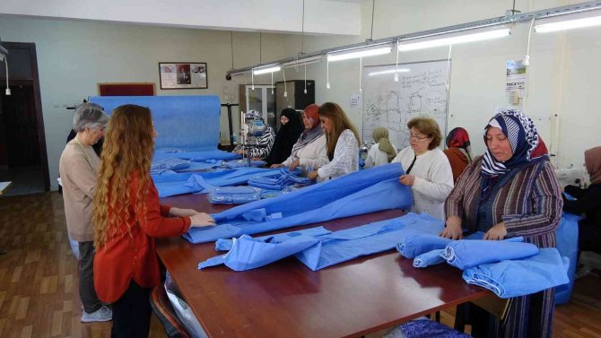 Yaşlısı Genci Birlikte Çalışıyor, Üreterek Kazanıyor