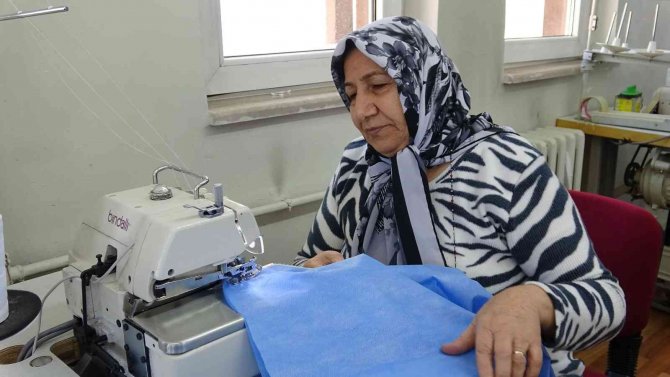 Yaşlısı Genci Birlikte Çalışıyor, Üreterek Kazanıyor