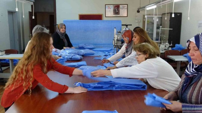 Yaşlısı Genci Birlikte Çalışıyor, Üreterek Kazanıyor