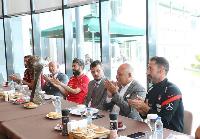 Tff Başkanı Mehmet Büyükekşi, Ampute Milli Takımı İle Bir Araya Geldi