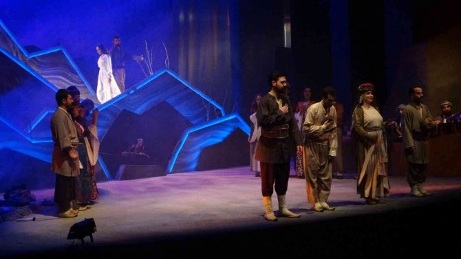 Van Devlet Tiyatrosu Siyabend Ve Xece İle Perdelerini Açtı