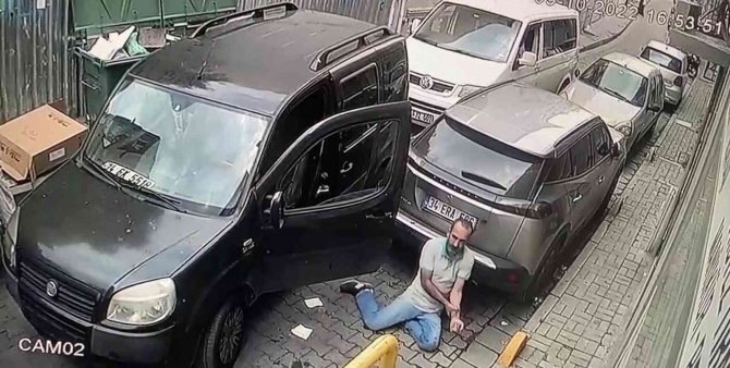 Fatih’te Döner Bıçaklı Saldırı Kamerada: Kağıt Toplayıcısı, Sürücüye Dehşeti Yaşattı