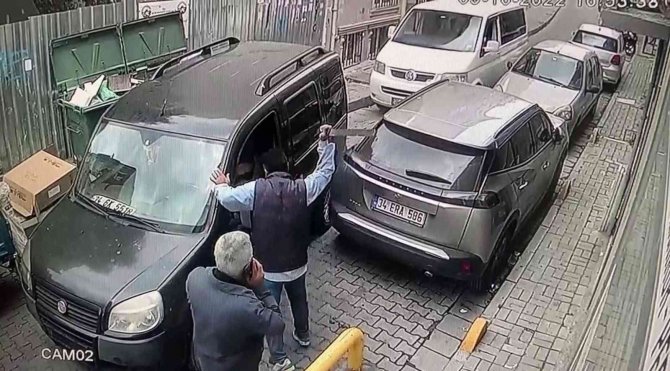 Fatih’te Döner Bıçaklı Saldırı Kamerada: Kağıt Toplayıcısı, Sürücüye Dehşeti Yaşattı