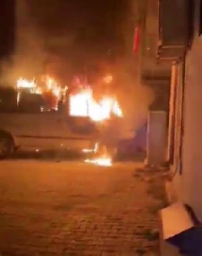 Park Halindeki Minibüs Alev Alev Yandı