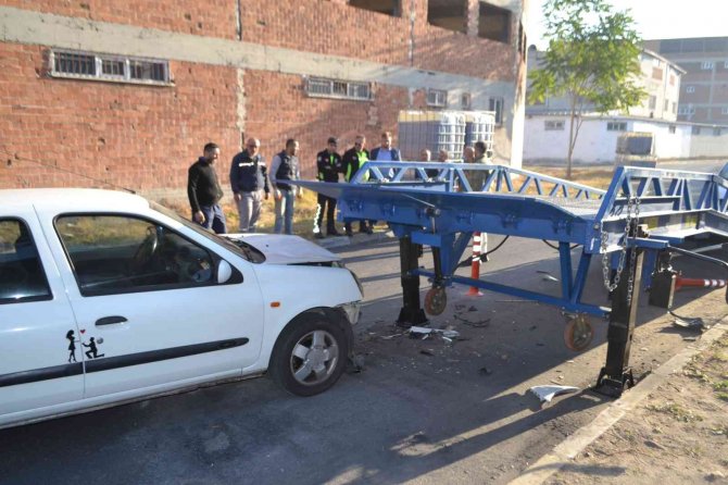 Yük Rampasına Çarpan Otomobilin Sürücüsü Yaralandı