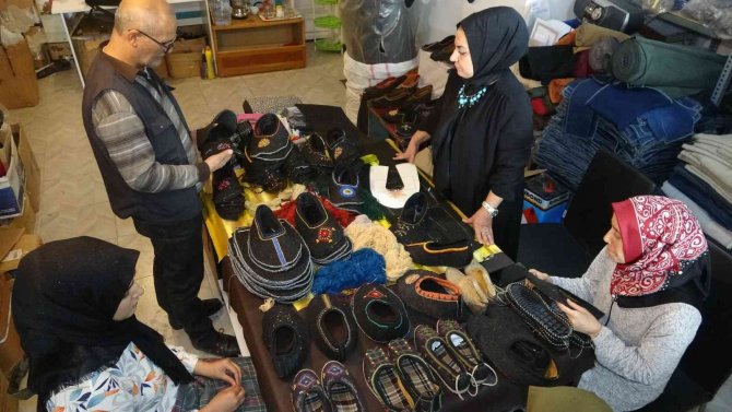 Van’ın Yöresel Ayakkabısı, Kadın Eliyle Gelecek Nesillere Aktarılıyor