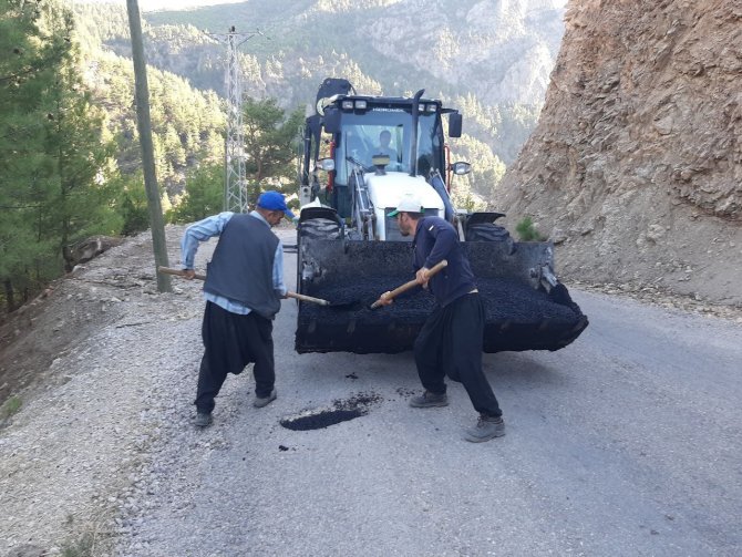 Feke’de Bozuk Yollar Yüreğir Ve Aladağ Belediyelerinin Desteğiyle Onarılıyor