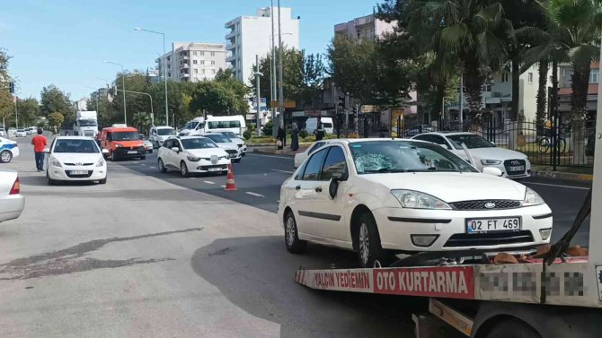 Otomobilin Çarptığı Genç Ağır Yaralandı