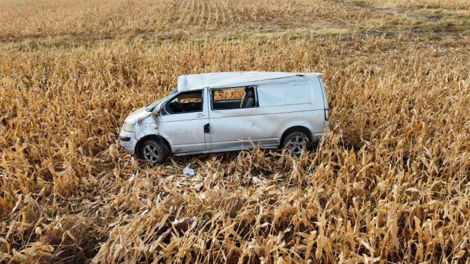 Minibüs Kontrolden Çıkıp, Takla Atıp Tarım Arazisine Girdi