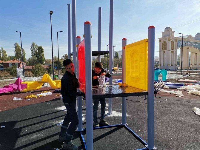 Altıntaş’ta Kent Park’ta Engelsiz Oyun Alanları Tamamlandı