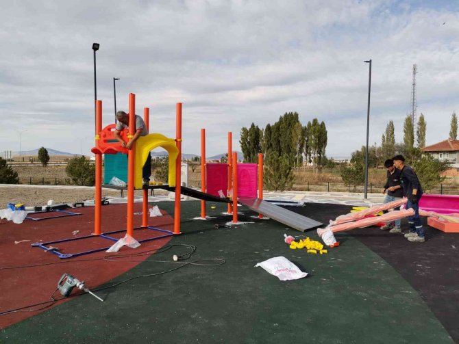 Altıntaş’ta Kent Park’ta Engelsiz Oyun Alanları Tamamlandı