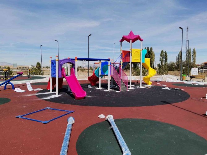 Altıntaş’ta Kent Park’ta Engelsiz Oyun Alanları Tamamlandı