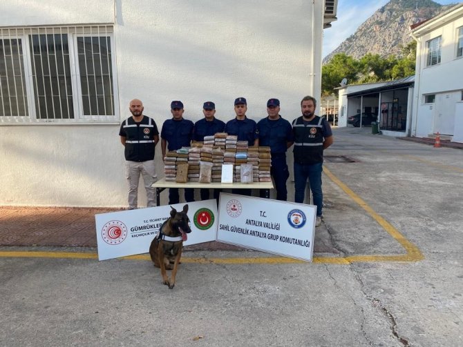 Deniz Yüzeyinden Paketlerle Uyuşturucu Sevkiyatına Şafak Operasyonu