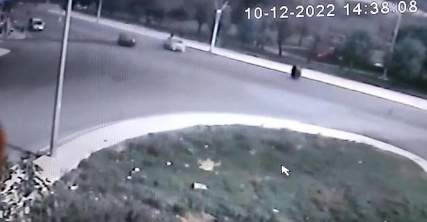 Savrulan Aracın Altında Kalmaktan Son Anda Kurtuldular, O Anlar Kamerada
