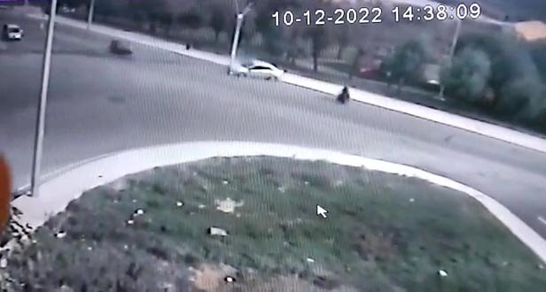 Savrulan Aracın Altında Kalmaktan Son Anda Kurtuldular, O Anlar Kamerada