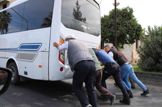 Yolda Kalan Otobüsün İmdadına Polis Ekipleri Yetişti