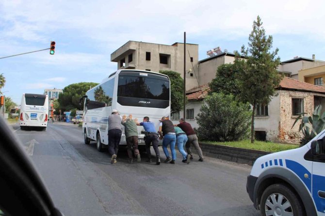 Yolda Kalan Otobüsün İmdadına Polis Ekipleri Yetişti