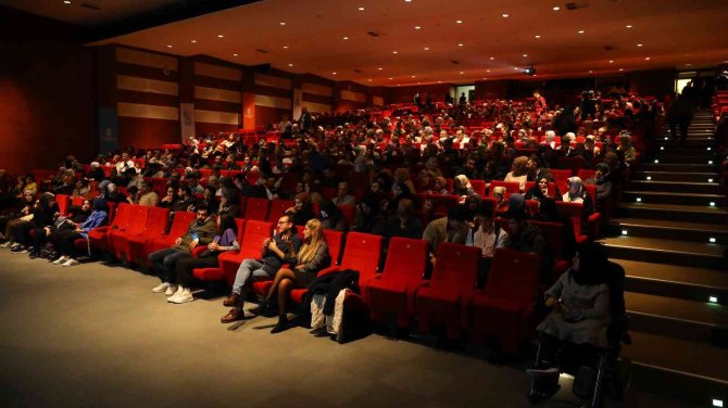 “Ziyafet Sofrası” Başakşehirli Tiyatro Severlerle Buluştu