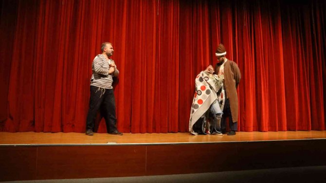 “Ziyafet Sofrası” Başakşehirli Tiyatro Severlerle Buluştu