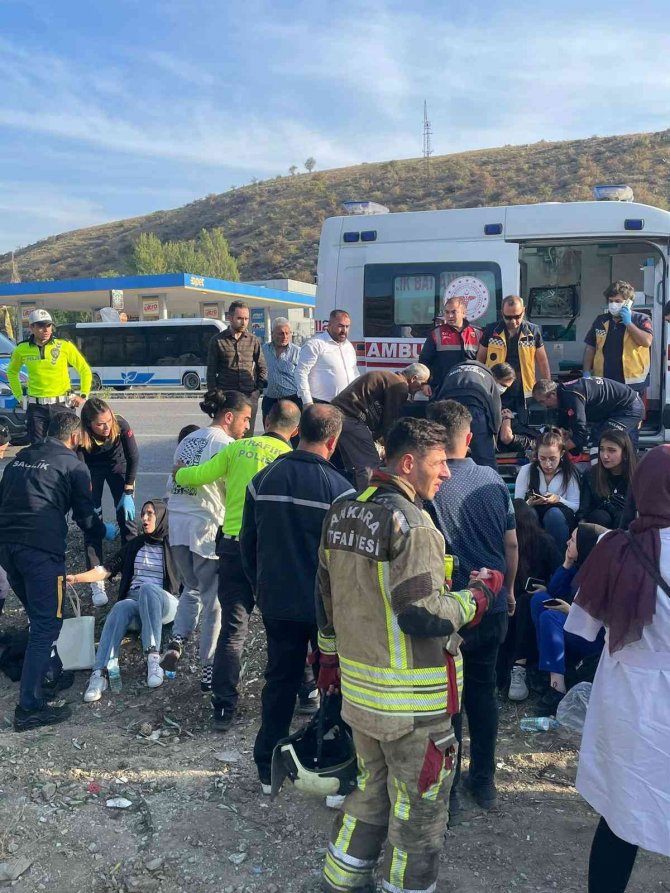 Kontrolden Çıkan Servis Aracı Devrildi: 4 Yaralı