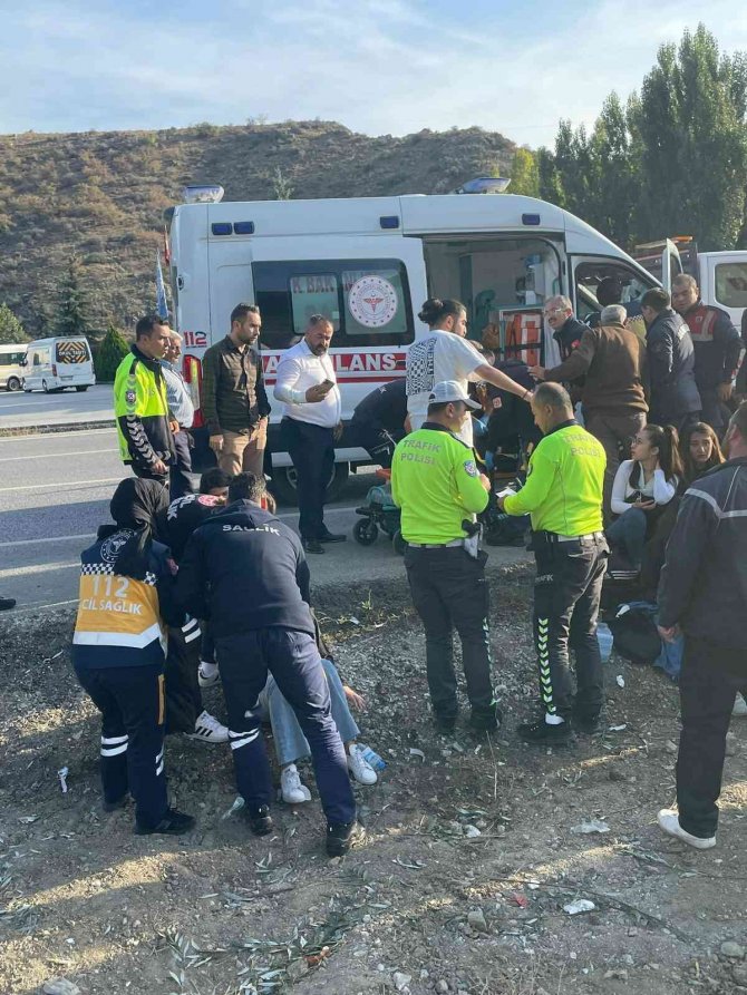 Kontrolden Çıkan Servis Aracı Devrildi: 4 Yaralı