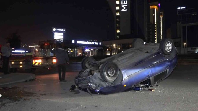 Takla Atan Otomobilde Burnu Bile Kanamazken, 2 Çocuğu Ve Eşi Yaralandı