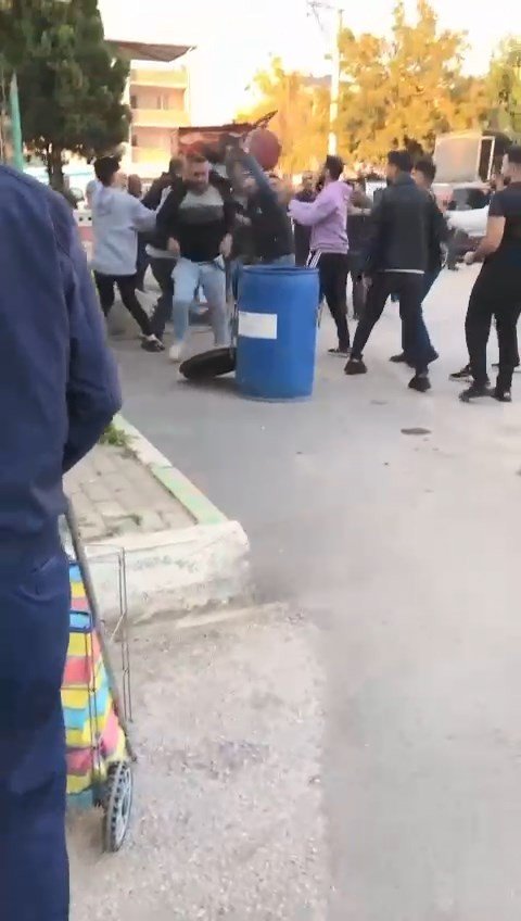 Bursa’da Pazar Esnafı Birbirine Girdi, Ortalık Savaş Alanına Döndü
