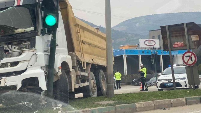 Bursa’da Tır Kamyona Çarptı: 2 Yaralı