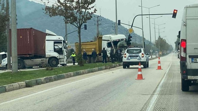 Bursa’da Tır Kamyona Çarptı: 2 Yaralı