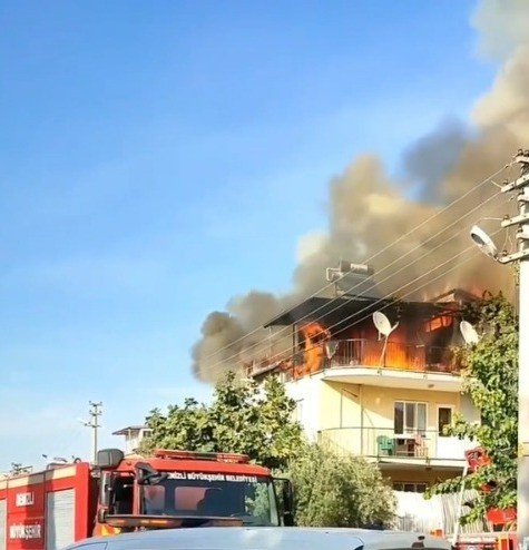 2 Katlı Evin Çatı Katı Alevlere Teslim Oldu