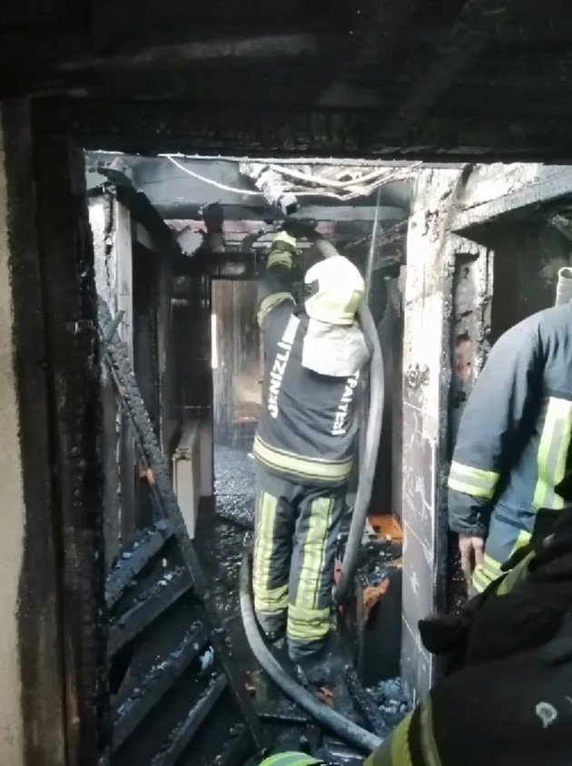 2 Katlı Evin Çatı Katı Alevlere Teslim Oldu