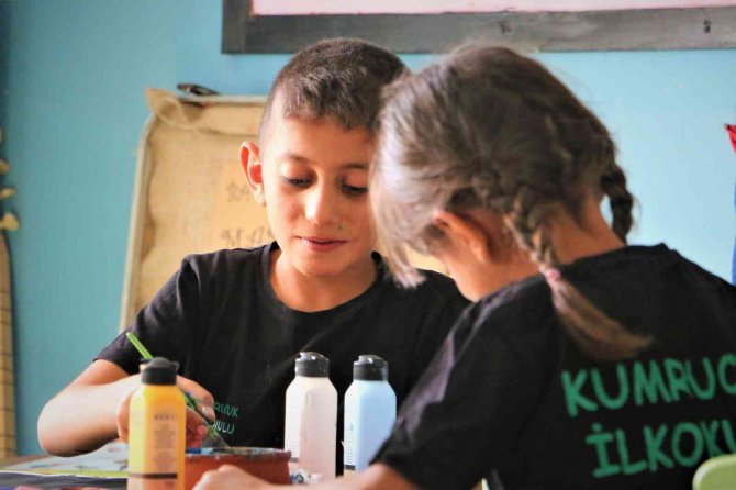 Köy Okulundaki Öğrenciler Malzeme Peşinden Değil, Hayallerinin Peşinden Koştu