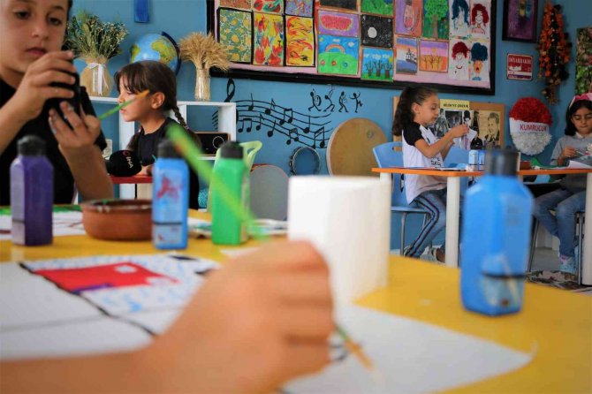 Köy Okulundaki Öğrenciler Malzeme Peşinden Değil, Hayallerinin Peşinden Koştu