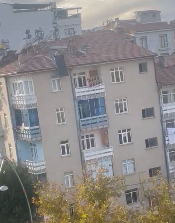 Binanın Çatısından Güneş Panelini Aşağı Attı, Vatandaşların Canını Hiçe Saydı