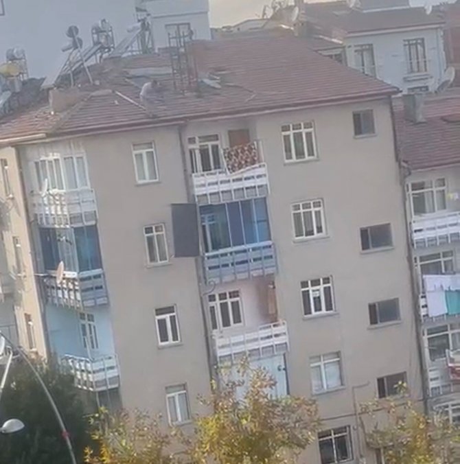 Binanın Çatısından Güneş Panelini Aşağı Attı, Vatandaşların Canını Hiçe Saydı