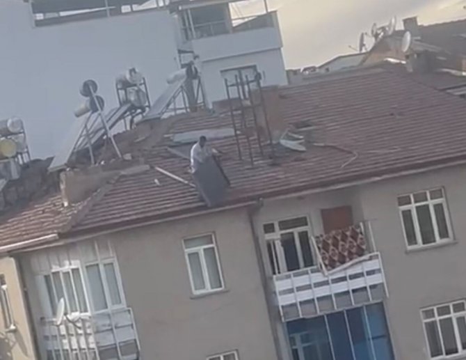 Binanın Çatısından Güneş Panelini Aşağı Attı, Vatandaşların Canını Hiçe Saydı