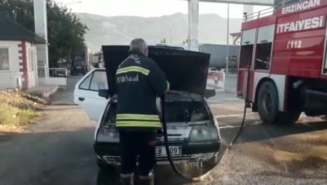 Otomobilin Motorunda Çıkan Yangın Kısa Sürede Söndürüldü