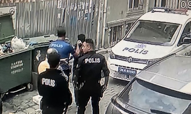 Fatih’te Sürücüye Döner Bıçağıyla Saldıran Kağıt Toplayıcısı Tutuklandı