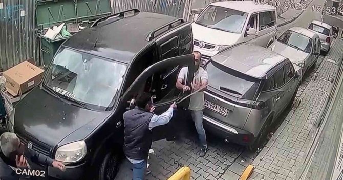Fatih’te Sürücüye Döner Bıçağıyla Saldıran Kağıt Toplayıcısı Tutuklandı
