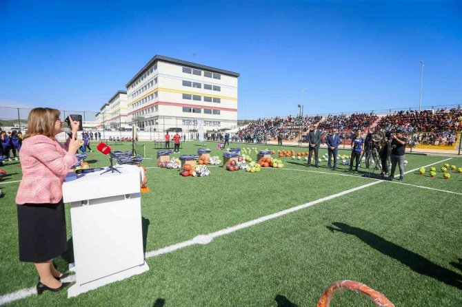 ‘Spor Şehri’nin Okullarına Spor Malzemesi Desteği