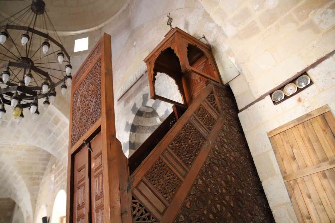 Dünyada İlk: 7 Asırlık Camide Raylı Minber